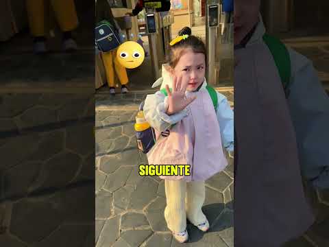 ¡La chica no quiere separarse de su madre! 👧💔