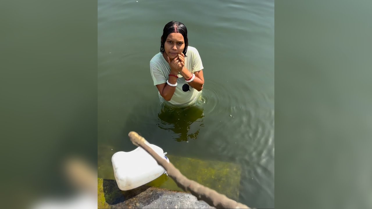 আমাকে না জানিয়ে অনু  আজকে পুকুরে নেমেছে, তাই অনুকে মেরে পিঠ লাল করে দিলাম