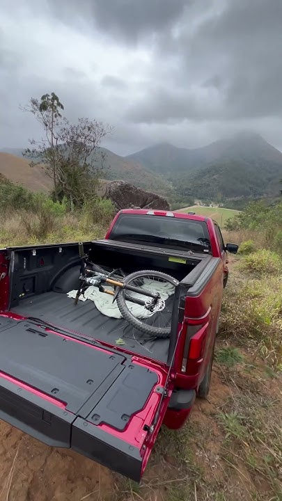 Joguei a Ford F-150 Lariat Black NO TRILHÃO pesado!