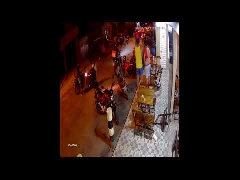 Motorista capota carro após atropelar duas pessoas em Picos