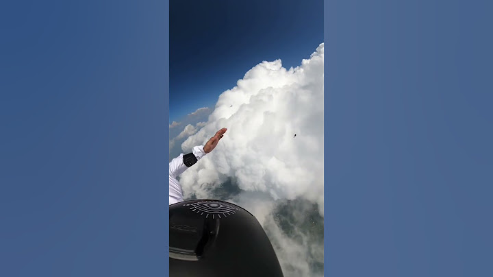 Cruzando nubes en paracaidismo