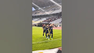 احتفال اشرف بن شرقي وأمام عاشور لاعب النادي الاهلي 