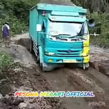 Truk HINO DUTRO muatan pasir overload hampir terguling di jalur tambang merapi