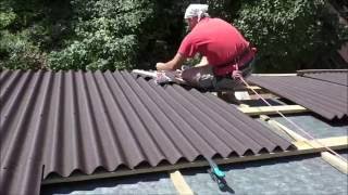видео Монтаж ондулина своими руками – инструкция как правильно покрыть крышу ондулином