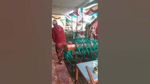 suwasana panik ..tenda hajatan roboh akibat angin puting bliung dan hujan lebat