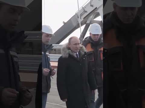 #putin #lider #presidente #rusia Putin visits the construction site of a bridge under construction.