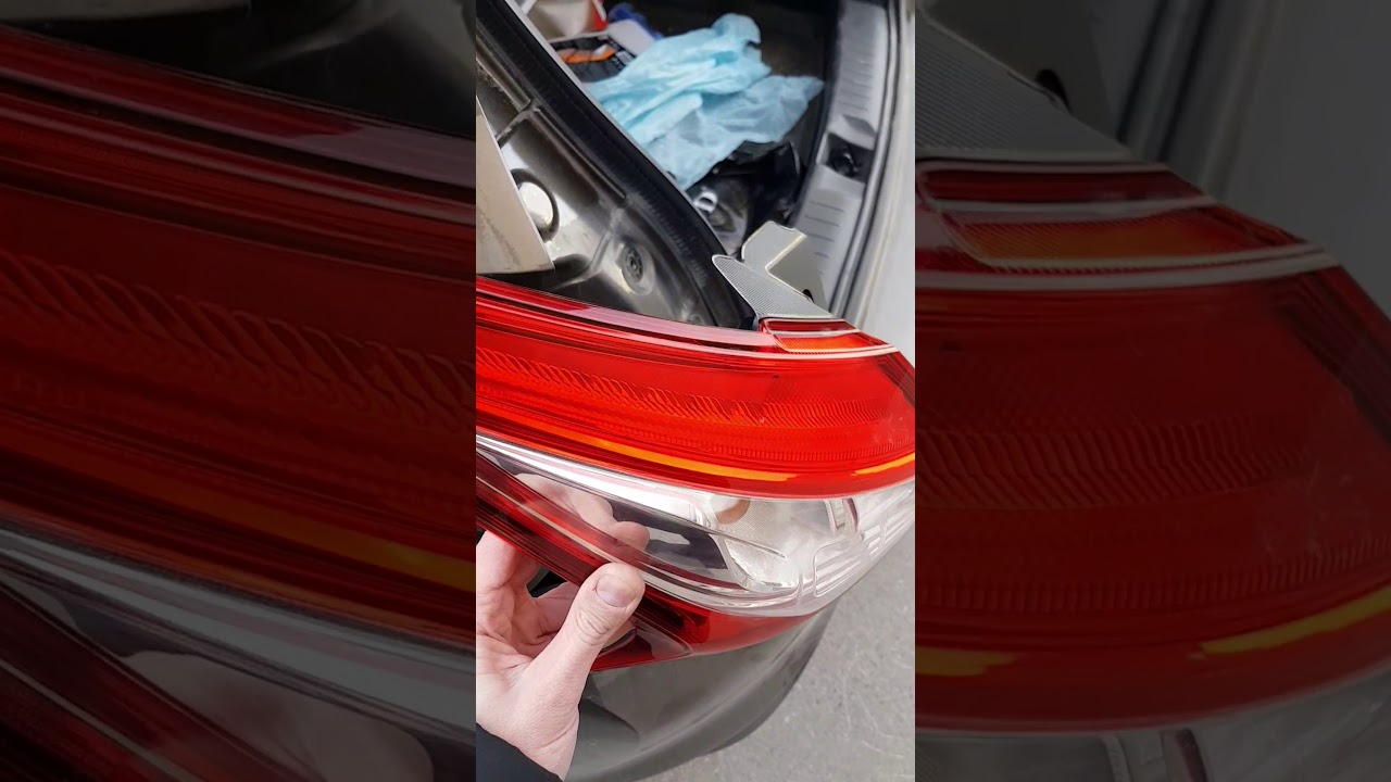 Как заменить лампу подсветки номера на Nissan Tiida