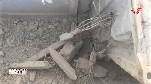 Tin nhanh 24h-  TPHCM, Thùng container rơi xuống cầu, đè sập tường nhà dân