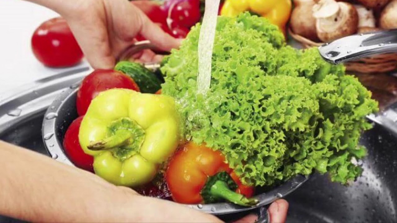 обеззараживание продуктов питания. обеззараживание продуктов питания. уф обработка продуктов. перерабатывающая промышленность. овощи в перчатках.