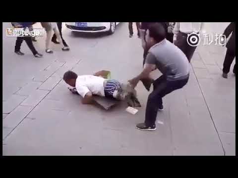 მამაკაცს, რომელიც მოწყალებას ითხოვდა, გამვლელმა შარვალი გახადა - შედეგი შოკში ჩაგაგდებთ