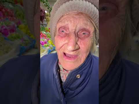 Бабушка ходила по рынку, но так и не смогла себе что то купить😢