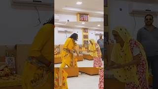 पजय गर महरज ज गर गपल आशरम म वदध मतओ क सथ अठखलय करत हए