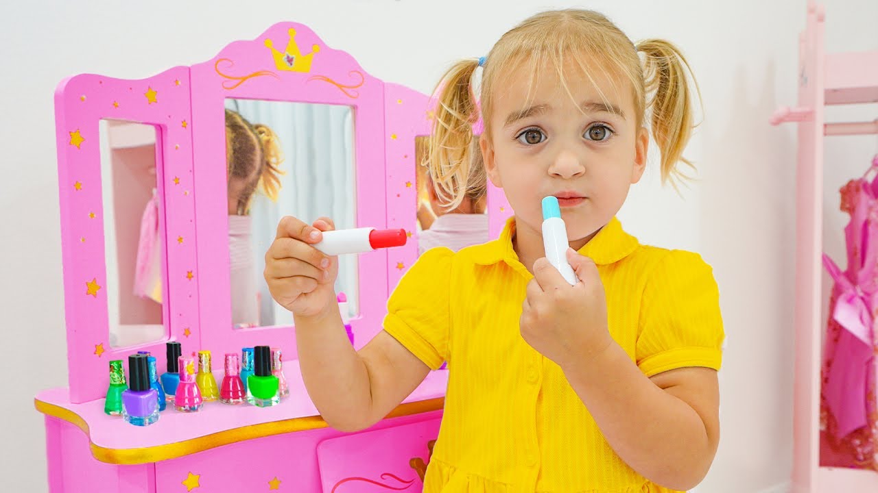 Alice and Nicole play Dress Up and want the same dress