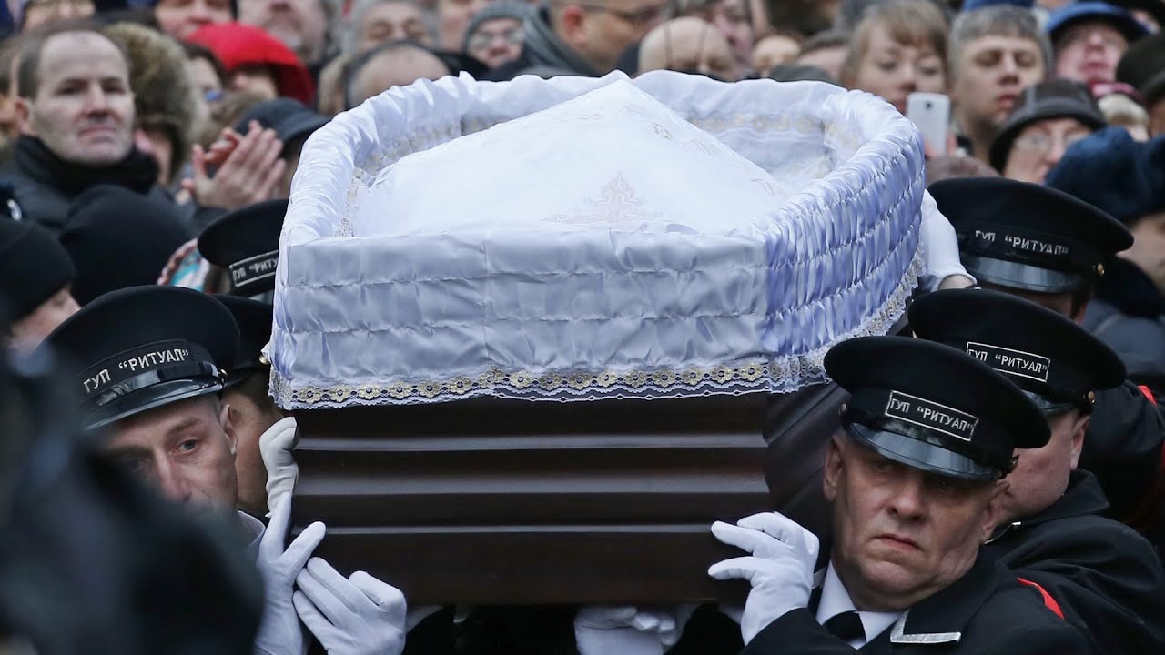 Thousands of Mourners Pay Respects to Boris Nemtsov