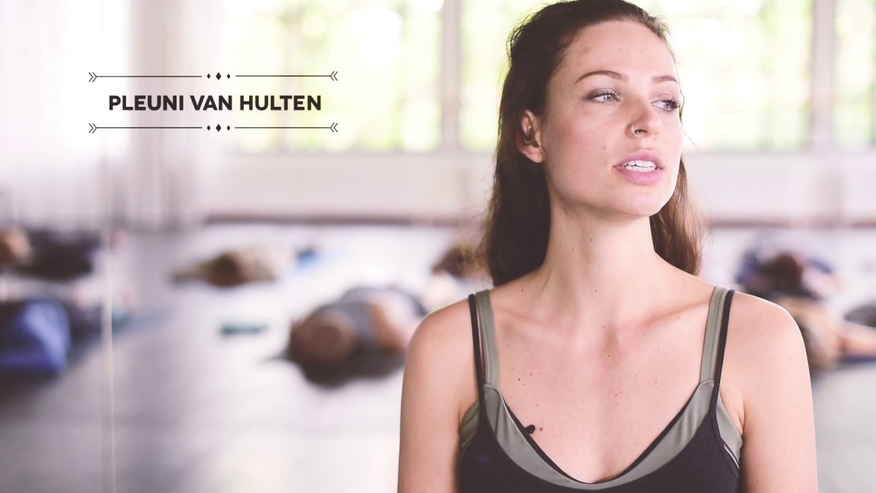 Vinyasa Flow class embodied yoga // functional Yoga // Pleuni Apollonia