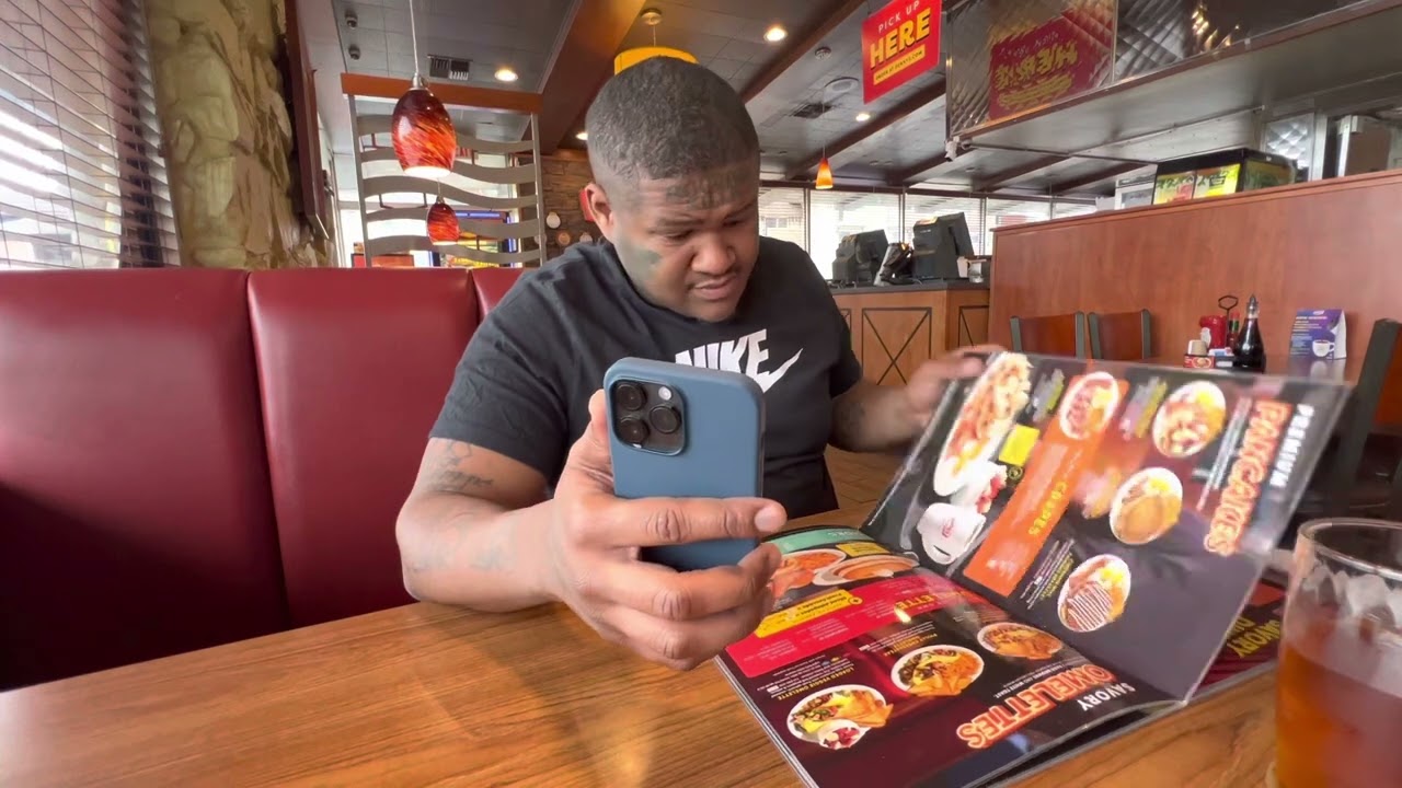 Крипмак заказывает 5 блинчиков, 5 яиц и 5 сосисок, чаевые официантке — 55 долларов!