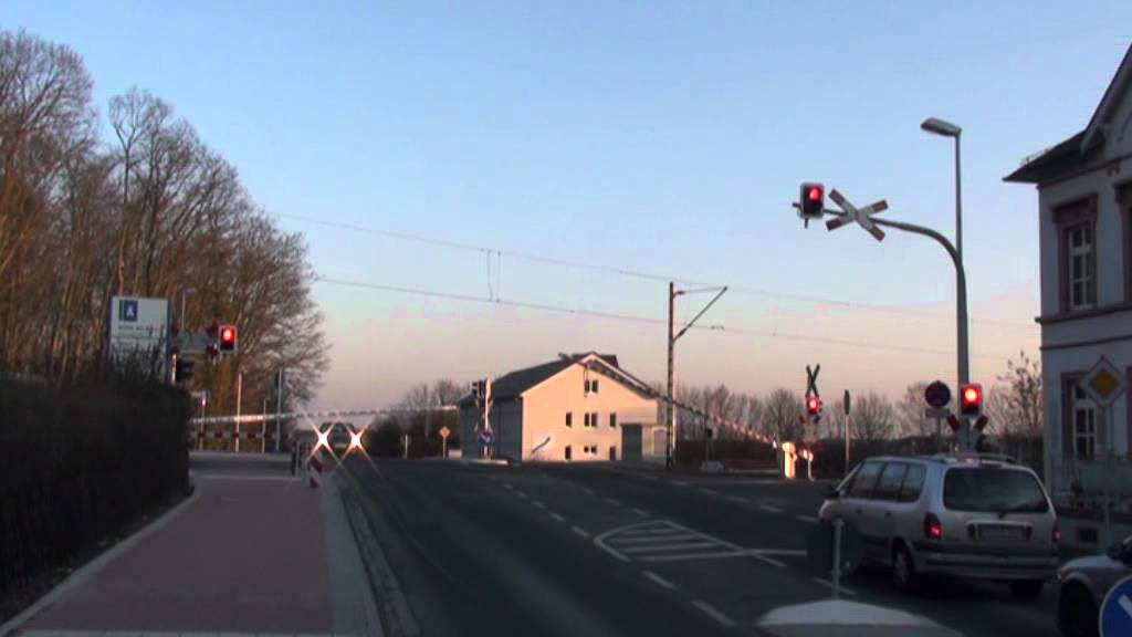 BÜ Friedrichsdorf mit VT 2E & LINT