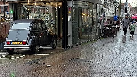 An underground car parking lot that runs underwater. A story in Dutch. CITROEN 2 CV 6 SPECIAL 1990