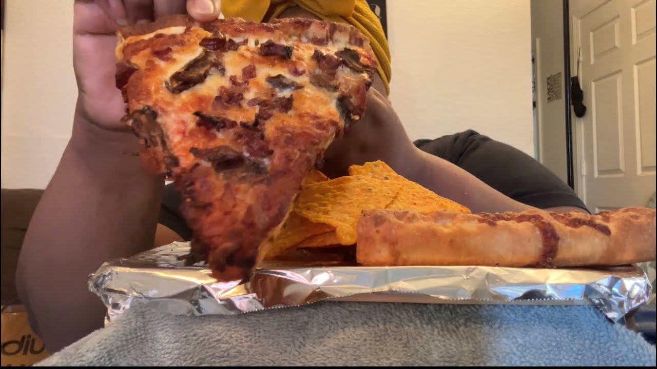 Lil Caesars Stuffed Crazy Crust Bacon 🥓 & Mushroom 🍄‍🟫 Pizza 🍕