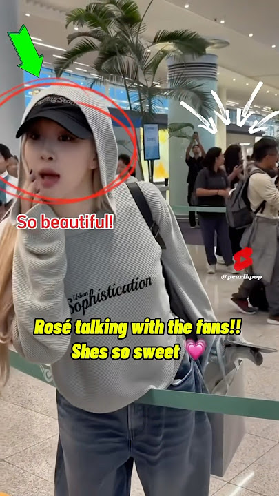 Rosé signed a fan’s phone case and talked to them at the airport #blackpink #rosé #fypシ゚viral