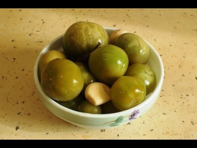 Yumshoq qollarda qalin soqolli jinsiy olatni