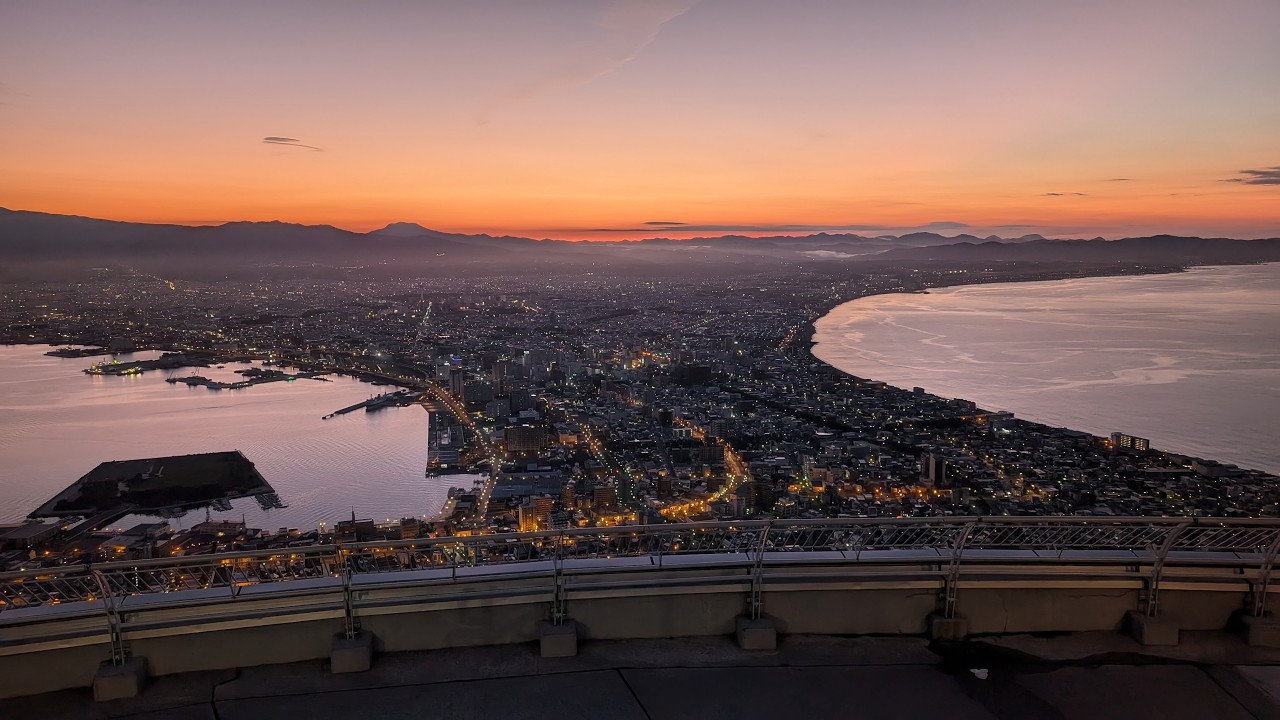 【カッツマングローブ】函館山展望台の様子 朝焼け  2024年7月24日 G