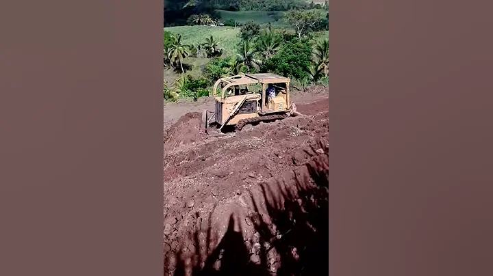D6D pushing dirt