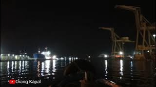 Naik Service Boat Malam Hari di Pelabuhan Tanjung Priok