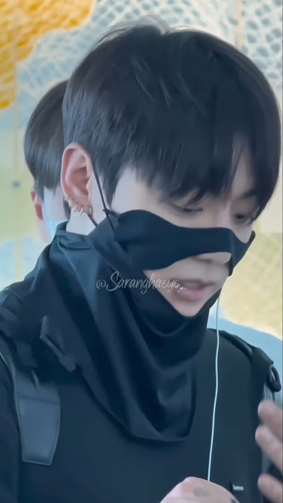 When jungkook removed his mask at the checkpoint😍🥹
