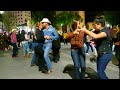 La familia tica bailando desde la plaza de armas