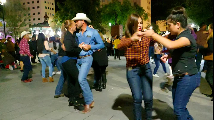 La familia tica bailando desde la plaza de armas