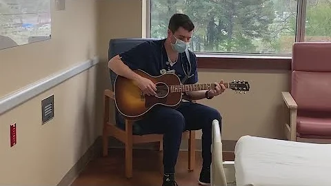 Nurse sings to patients and staff at Arkansas hosp...