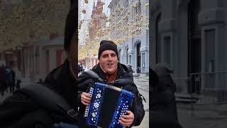 'ДЕТСТВО' Шатунова под гармонь вблизи Кремля в Москве!