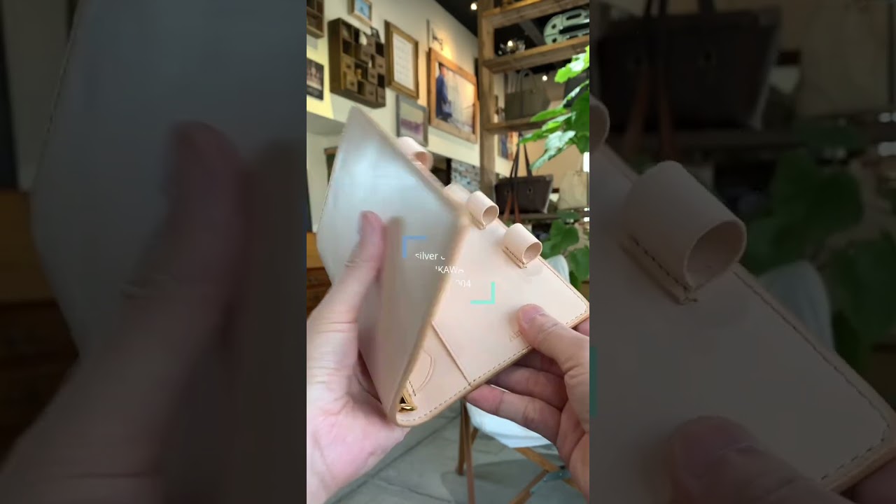 バイブルサイズのヌメ革システム手帳が好みの色でオーダーできます。