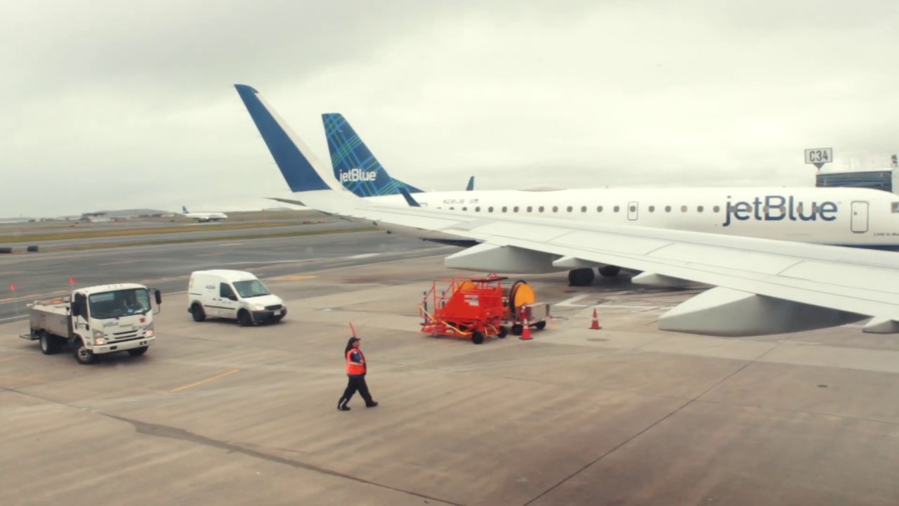 Landing in Boston Logan International Airport (BOS) JetBlue B6 322