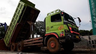 Bongkar muat tanah dengan Hino Ranger 500 Dump Truck - Extreme heavy wet soil condition