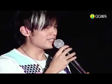 巅峰时期的周杰伦有多恐怖当《七里香》前奏响起 整个演唱会疯狂