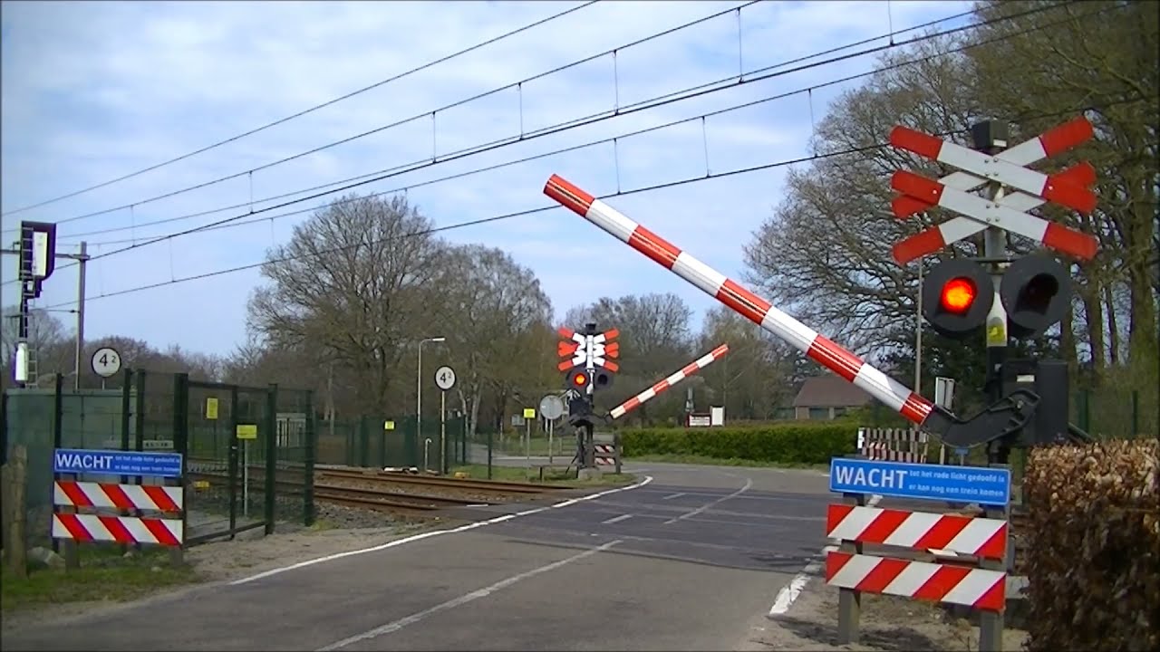 Spoorwegovergang Herfte (Zwolle) // Dutch railroad crossing