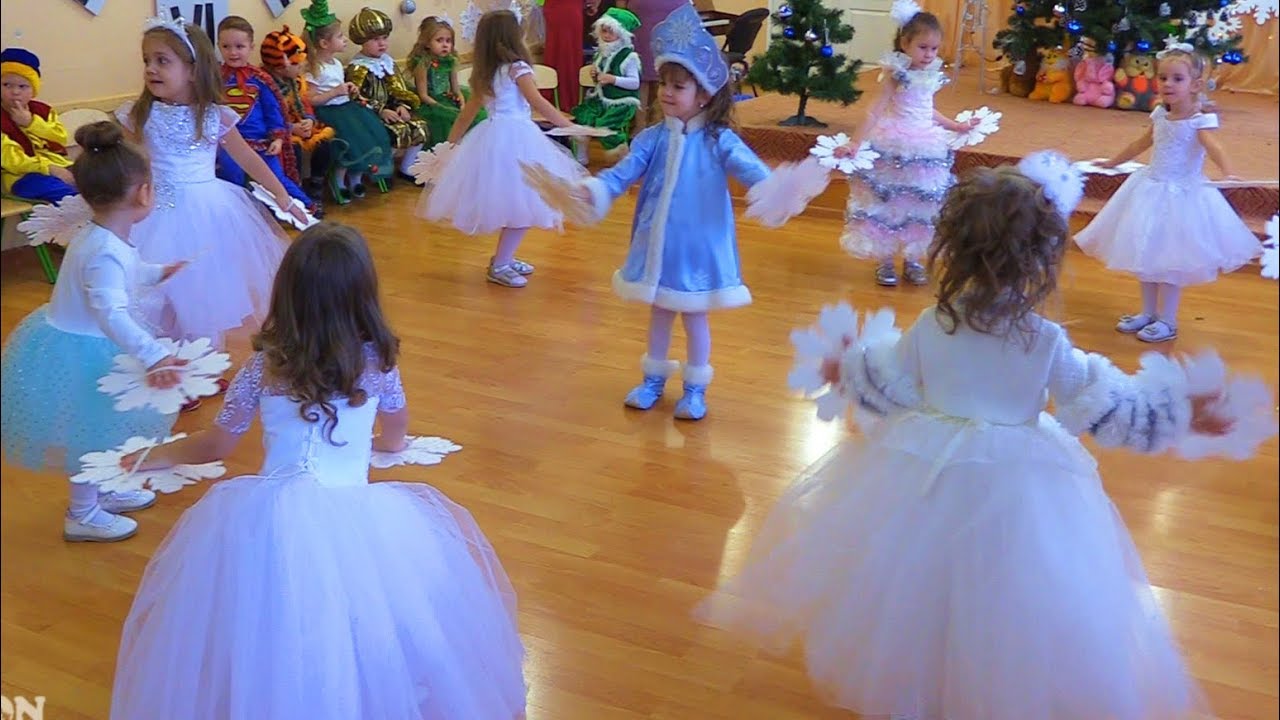 Танец игрушек выпускной в саду. Танец снежинок в детском саду. Новогодние танцы в детском саду. Новогодний утренник в детском саду танцы. Атрибуты для танца снежинок в детском саду.