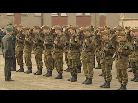 Eerste escaleren Handelsmerk Prins van Oranje reikt groene commandobaret uit (2009) - YouTube