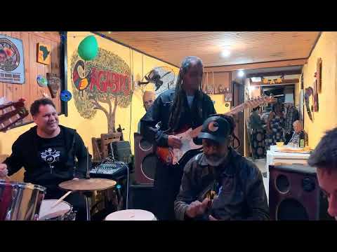 Ras Sansão no Gagabirô canta Ajude-nos Jah Jah 15/10/23