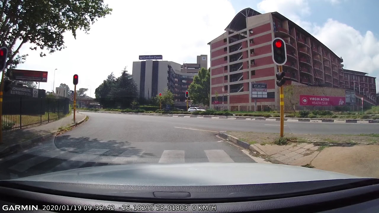 Driver Ignores Red Traffic Light - YouTube