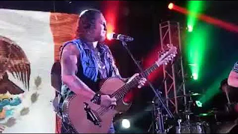 Richard Rosales de grupo Siggno tocando Juramos am...