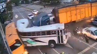 Camiones y Autobuses estrellandose contra los Trenes | Impactantes Colisiones en las vías del tren by Pulsa Channel 1,933,693 views 10 months ago 15 minutes