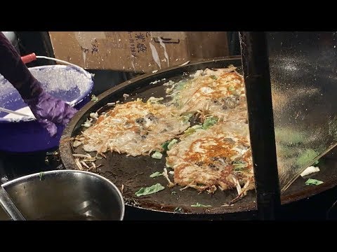 蚵仔煎, 香腸炒米腸, 滷雞腳, 麻糬, 烤魷魚 - 台南花園夜市 / Taiwan Night Market - Taiwanese Street Food