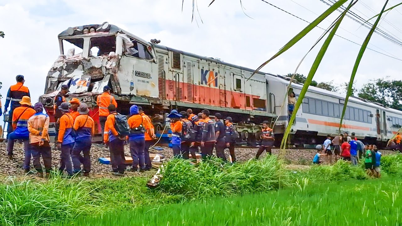 TABRAK TRUK SAMPAI KABIN HANCUR ! PROSES EVAKUASI LOKOMOTIF KA KERTANEGARA DI KRAS KEDIRI