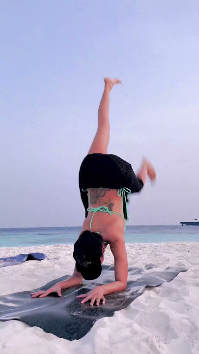 KIRANA LARASATI YOGA DI PANTAI