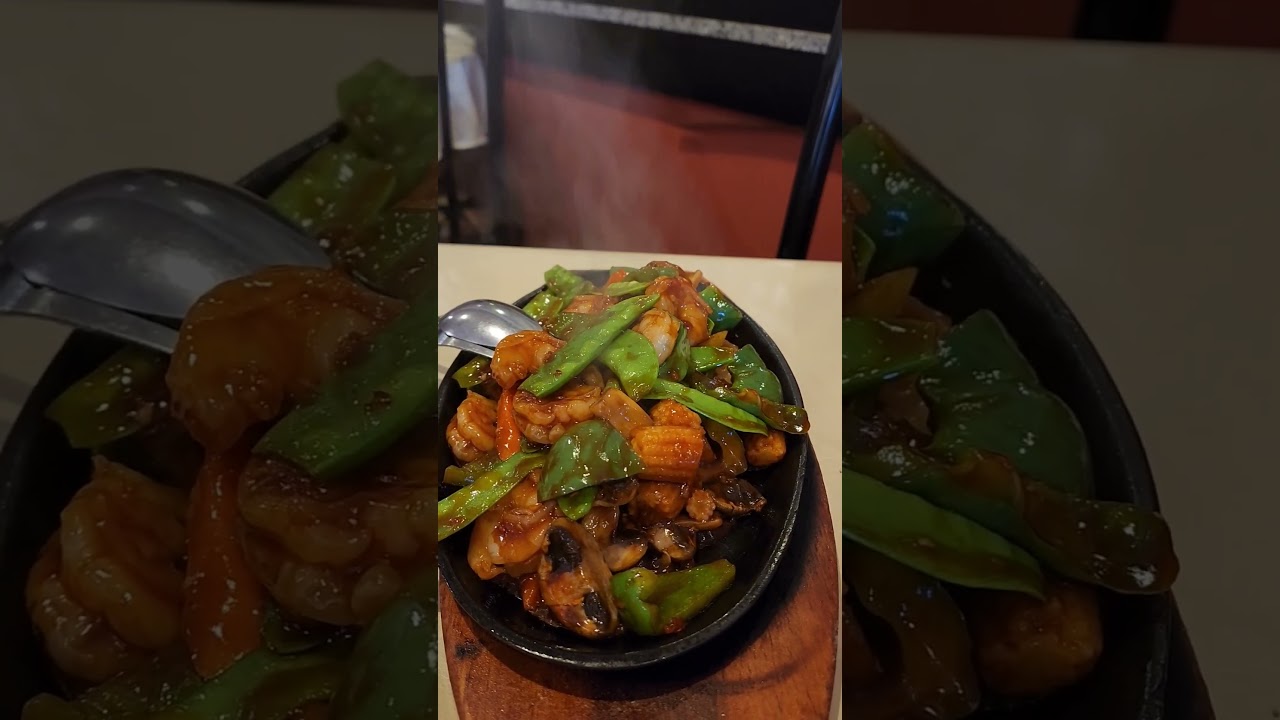 Sizzling Flaming Prawns on hotpot 🔥 yummy Chinese food 😋 