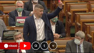 Jakab Péter piros lapot mutatott fel Orbánnak a parlamentben