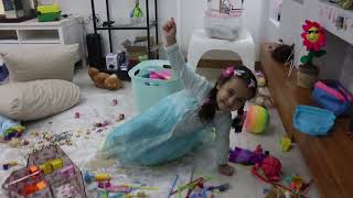 Elsa Frozen Kız Çocuk Kostümü Giyen Nil Oyuncaklarını Topladı Nil Saçlarını İki Örgü Yaptı